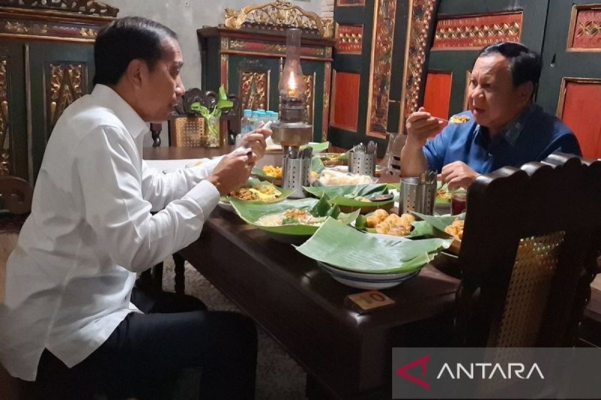 Read more about the article Prabowo Kujungi kediaman Pak Jokowi Mantan Presiden RI ke 7 Sambil menikmati masakan khas jawa