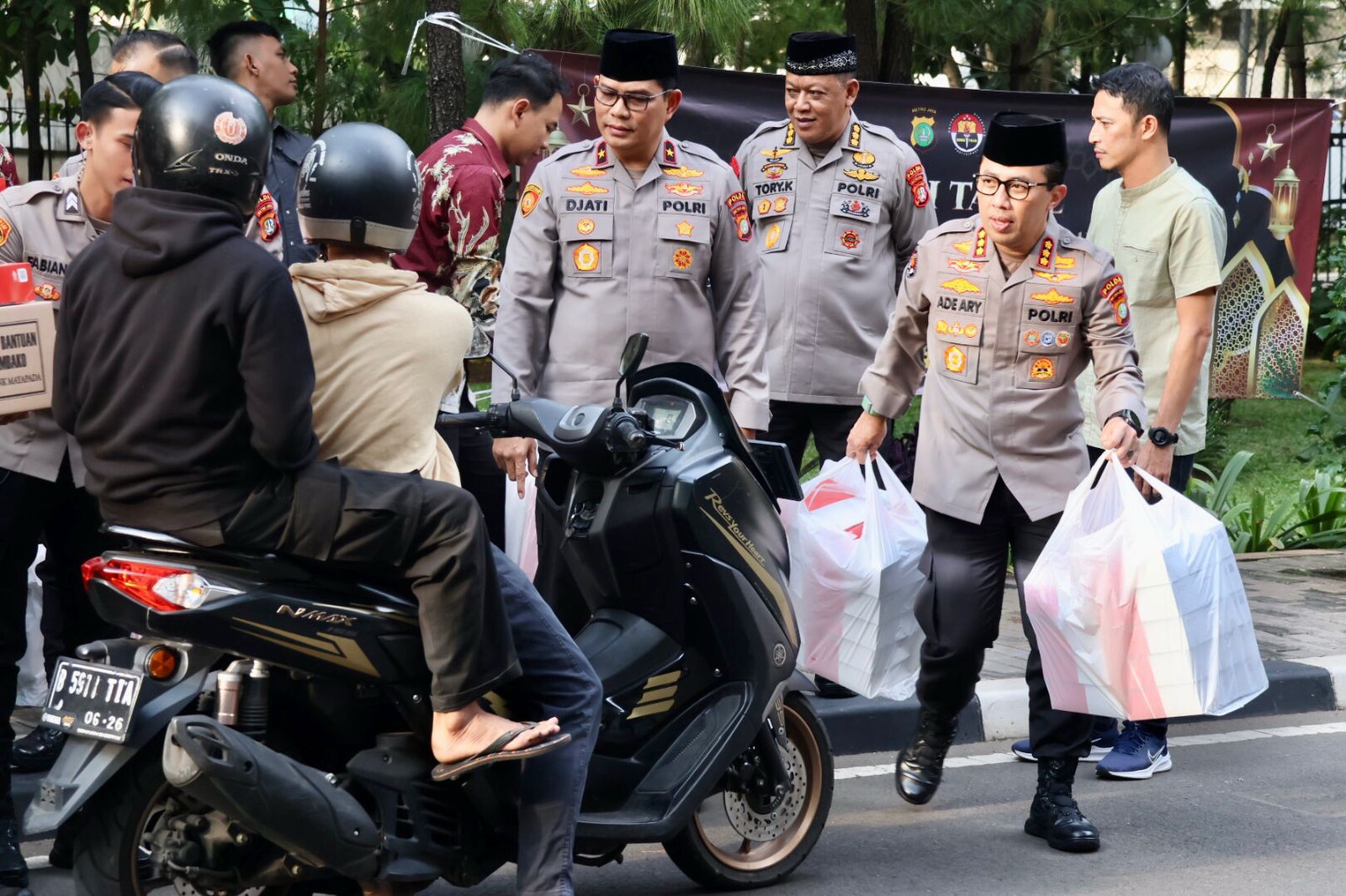 You are currently viewing Polda Metro Jaya berbagi takjil bersama media