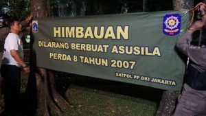 Read more about the article Heboh! Taman Langsat Jaksel Diduga Jadi Lokasi Mesum, Satpol PP Turun Tangan Pasang Spanduk Peringatan