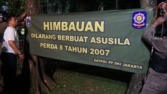 Read more about the article Heboh! Taman Langsat Jaksel Diduga Jadi Lokasi Mesum, Satpol PP Turun Tangan Pasang Spanduk Peringatan